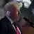 Trump fala diante de microfone com curativo na orelha