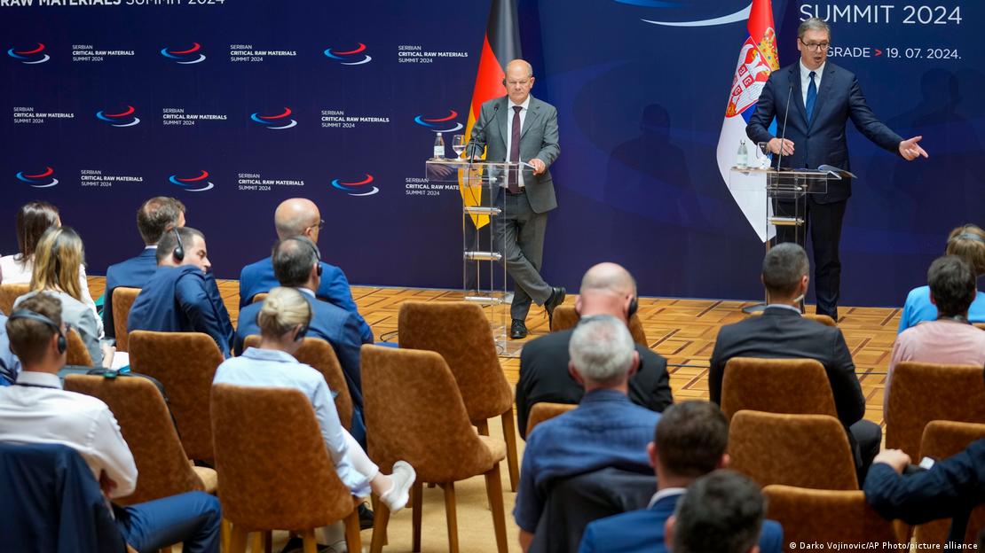 Konferencija za tisak s plavom pozadinom Konferencija za tisak s plavom pozadinom