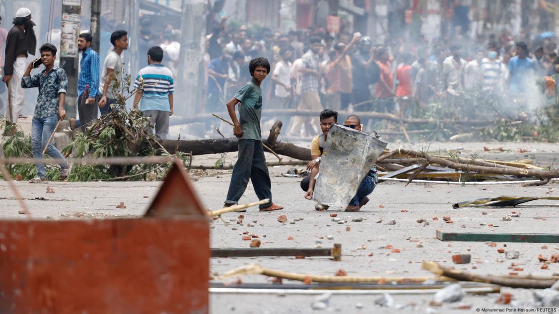 বাংলাদেশে কোটা সংস্কারের দাবিতে আন্দোলন সহিংস রূপ নিয়েছে৷ 