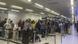 Personas esperan en el aeropuerto de Gatwick, en Londres. Personas esperan en el aeropuerto de Gatwick, en Londres.