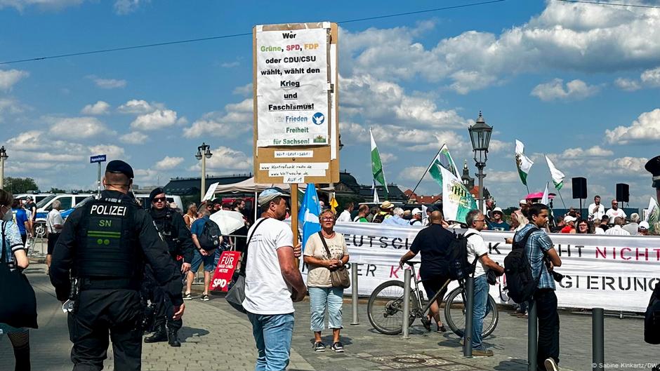 Demonstrant sa u Drezdenu sa tablom na kojoj piše: Ko bira Zelene, SPD i FDP ili CDU/CSU taj bira rat i fašizam