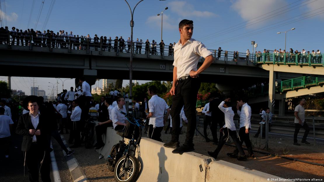 Hombres jóvenes en Bnei Brak. Hombres jóvenes en Bnei Brak.