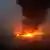 Ein großes Feuer am Hafen von Hudeida im Jemen erhellt den Nachthimmel