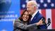 Kamala Harris y Joe Biden aparecen abrazados delante de los micrófonos y con la bandera estadounidense de fondo. 