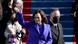 Kamala Harris saludando al público minutos antes de su investidura como vicepresidenta de Estados Unidos, junto con su marido, Doug Emhoff.