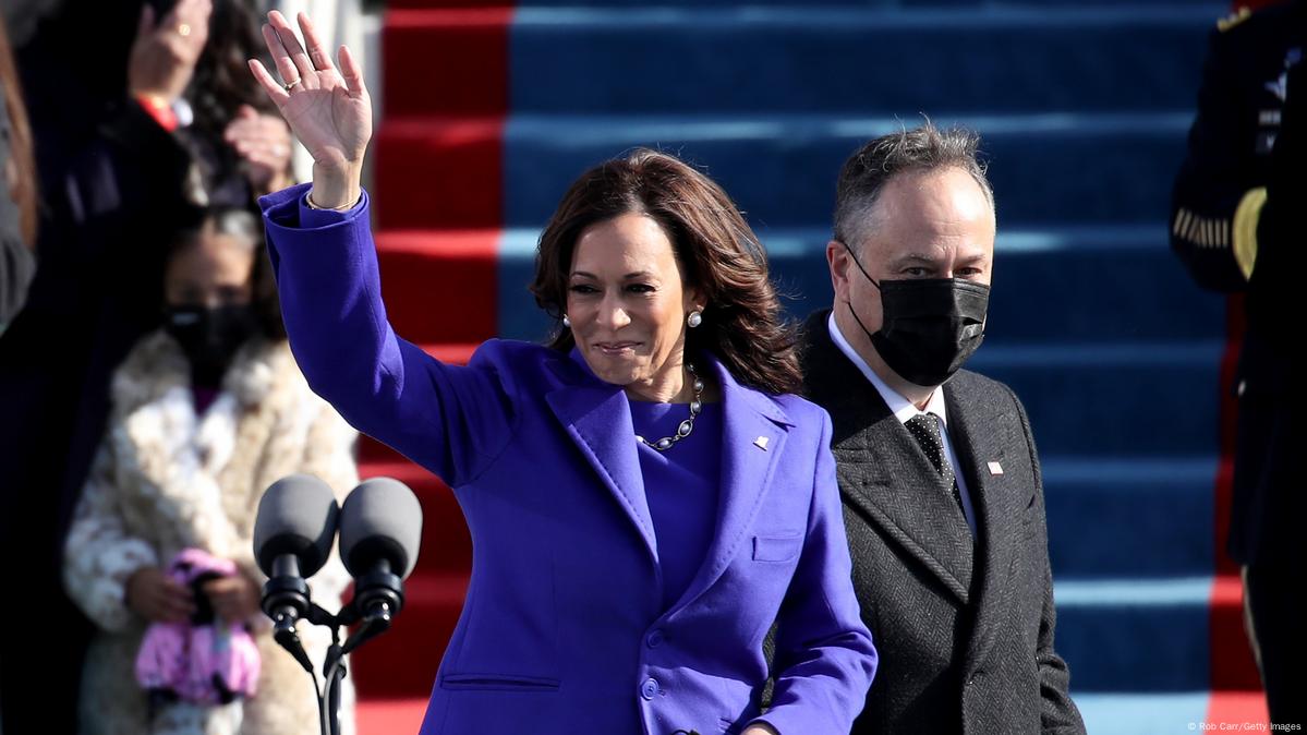 Kamala Harris saludando al público minutos antes de su investidura como vicepresidenta de Estados Unidos, junto con su marido, Doug Emhoff.