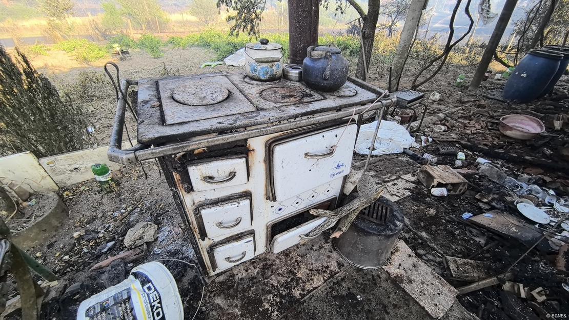 Остатъци от печка и домашни потбреби след пожара във Воден