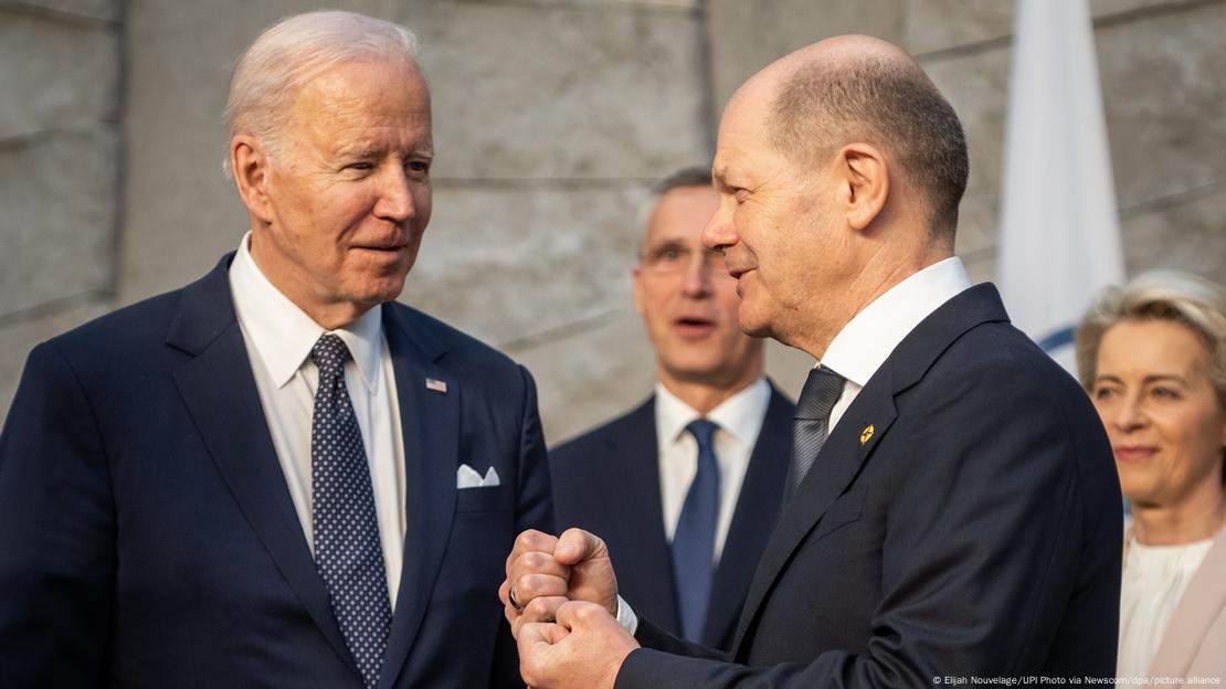 Joe Biden und Olaf Scholz stehen im Vordergrund des Bildes, dahinter unscharf Ursula von der Leyen, EU- Kommissionspräsidentin, und Nato Generalsekretär Jens Stoltenberg 