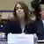Kimberly Cheatle está sentada em comissão do Câmara dos Deputados americana, com microfone à sua frente