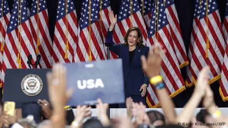 Kamala Harris kritisiert Donald Trump bei ihrem Wahlkampfauftritt in Wisconsin.