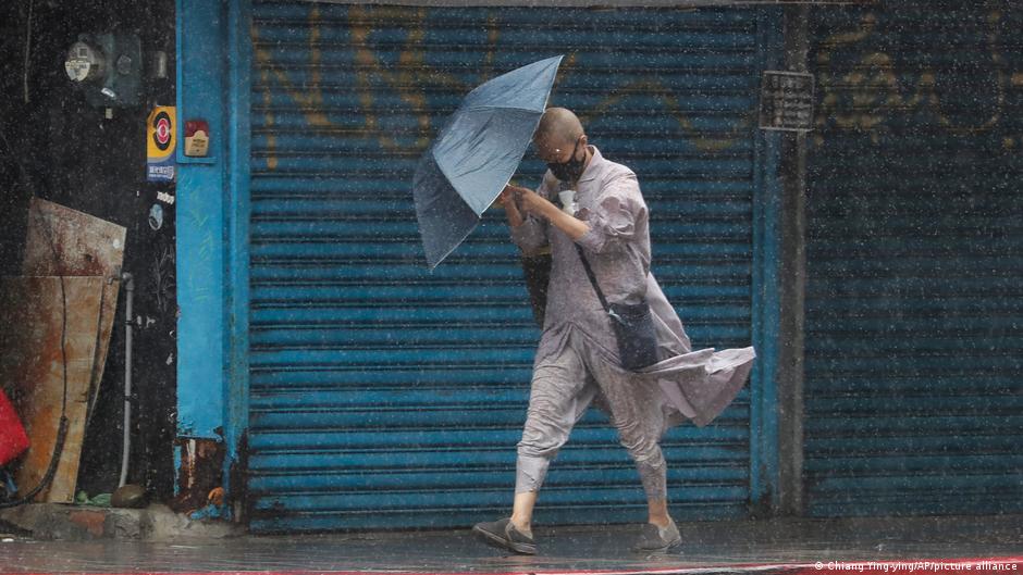 台風ガエミが猛烈な風雨を伴い台湾を襲う – DW – 2024年7月24日