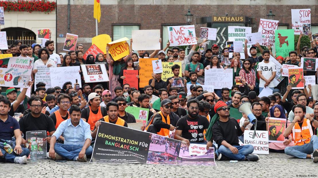 A group of protesters sits on a street in Düsseldorf