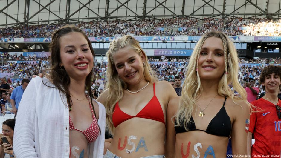 Fdbalske navijačice Francuske i SAD su uvek u dobrom raspoloženju
