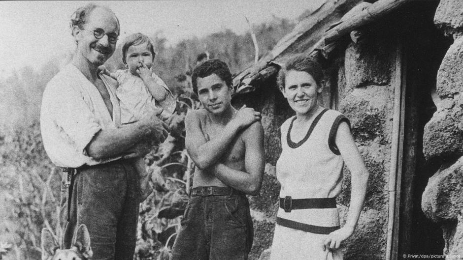 Rolf (kao beba, ovde na slici 1933. sa Hajncem, Harijem i Margret Vitmer) je, smatra se,prva osoba rođena na Floreani