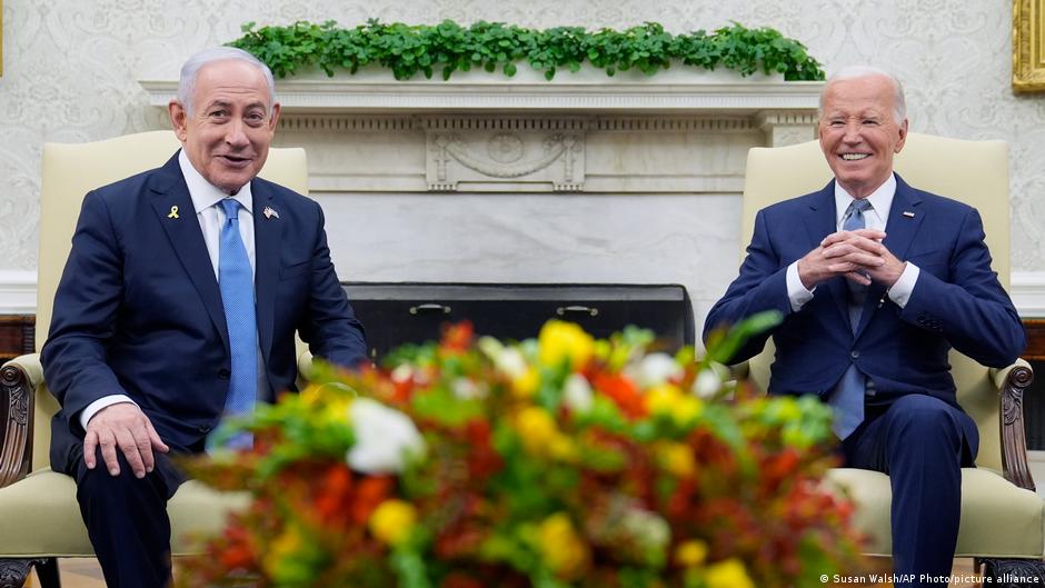 バイデン氏、ネタニヤフ氏に対しガザ停戦の「緊急性を強調」 – DW – 2024年8月22日