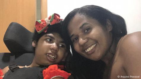 Mulher fotografada com filha