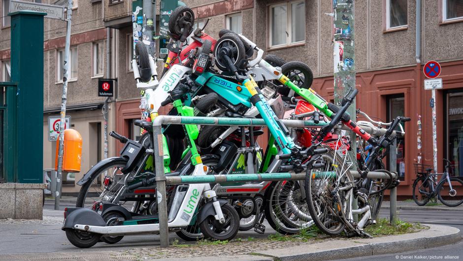 Hulajnogi na chodnikach to problem w Berlinie. Niewidomi idą do sądu