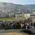 Κάτοικοι και νοσηλευτές σπεύδουν στο γήπεδο του Μάτζνταλ Σαμς λίγο μετά την επίθεση