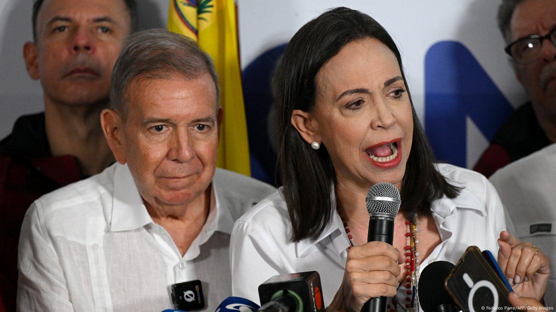 A líder da oposição venezuelana Maria Corina Machado fala com a mídia, acompanhada pelo candidato presidencial da oposição Edmundo Gonzalez Urrutia, após os resultados da eleição presidencial em Caracas, em 29 de julho de 2024. 