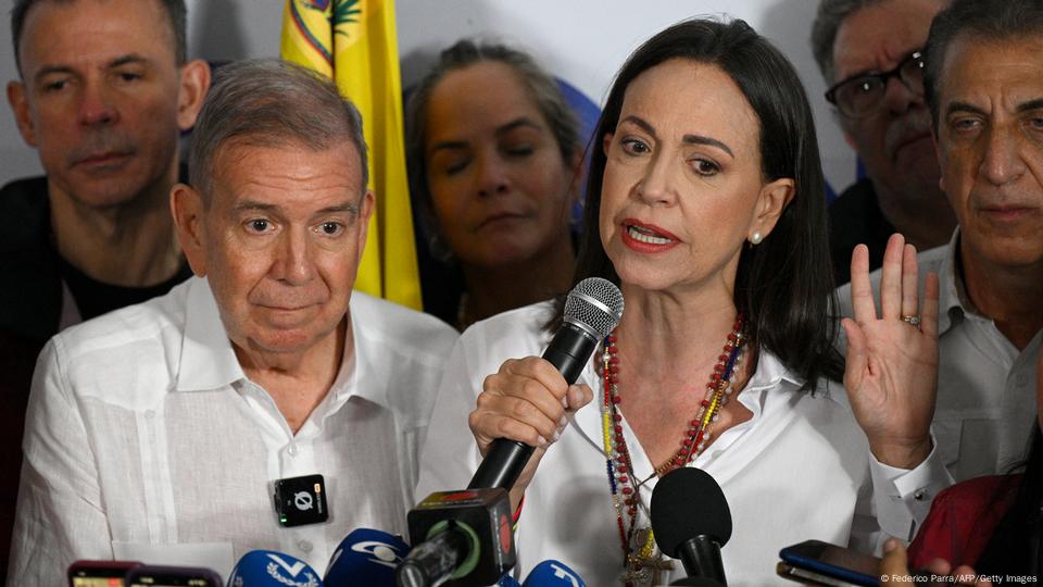 ماریا ماچادو (راست)، رهبر اپوزیسیون ونزوئلا