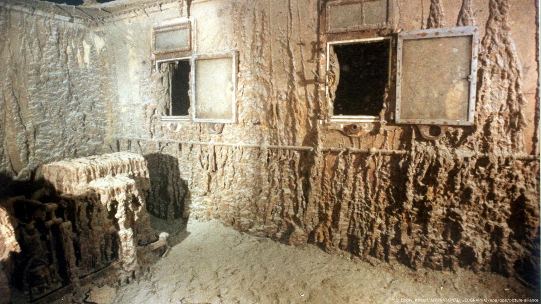 Los restos del Titanic se desintegran lentamente debido a la corrosión y la acción de organismos marinos. Los restos del Titanic se desintegran lentamente debido a la corrosión y la acción de organismos marinos.