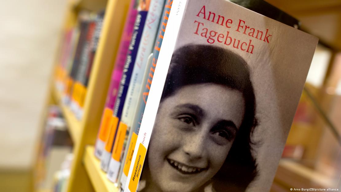 Bir kitap rafı. Anne Frank'ın Günlüğü kitabı önde görülüyor.