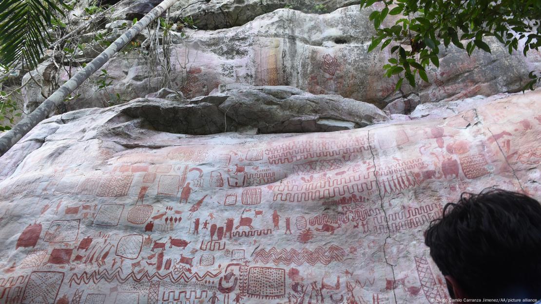 Existen rastros de la migración de indígenas americanos a través de América en el arte rupestre de cuevas y acantilados, como se ve aquí en el Parque Nacional Chiribiquete, en Guaviare, Cerro Azul, Colombia Existen rastros de la migración de indígenas americanos a través de América en el arte rupestre de cuevas y acantilados, como se ve aquí en el Parque Nacional Chiribiquete, en Guaviare, Cerro Azul, Colombia