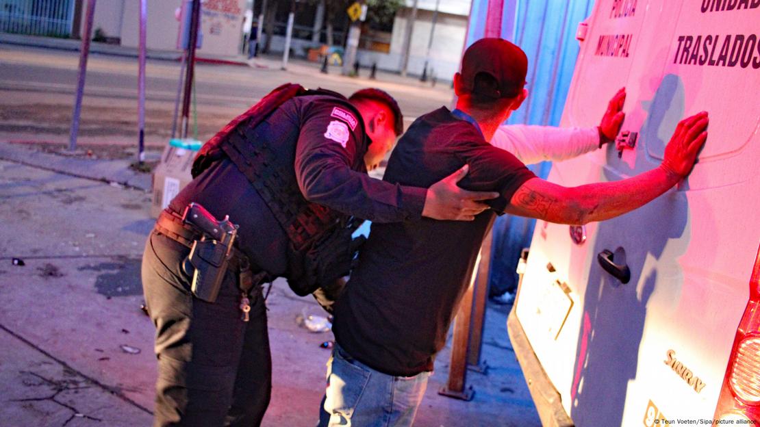 Un policía controla a un hombre en el marco del tráfico de fentanilo, en Tijuana, México.