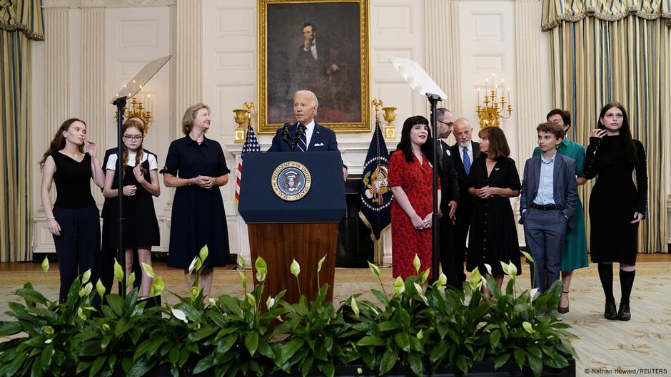 Predsednik Bajden se kratko obratio u Beloj kući povodom oslobađanja američkih državljana iz zatvora u Rusiji. Oko njega su neki rođaci sada razmenjenih osoba.