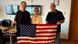 Hinter einer US-Flagge stehen in einem Zimmern ein Mann, eine Frau und ein Mann - die Männer halten die Flagge an den äußeren Zipfeln fest. Es sind Evan Gershkovich (l), Alsu Kurmasheva (m) und Paul Whelan (r). Hinter einer US-Flagge stehen in einem Zimmern ein Mann, eine Frau und ein Mann - die Männer halten die Flagge an den äußeren Zipfeln fest. Es sind Evan Gershkovich (l), Alsu Kurmasheva (m) und Paul Whelan (r).
