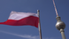 Die polnische Flagge weht vor blauem Himmel in Berlin im Wind Die polnische Flagge weht vor blauem Himmel in Berlin im Wind