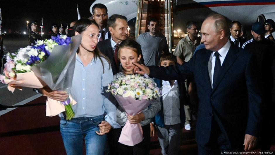 Vladimir Putin je u Moskvi na aerodromu dočekao grupu od 26 razmenjenih zatvorenika
