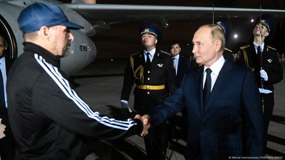 Krasikova je na aerodromu Vnkuokovo dočekao lično predsednik Vladimir Putin