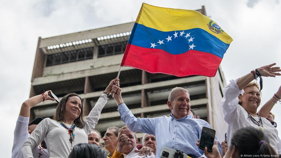 Političari opozicije Marija Korina Mačado i kandidat opozicije za predsednika Edmundo Gonzales na protestima nakon proglašenja pobede Madura