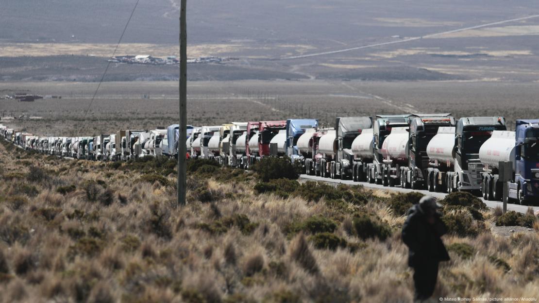 Decenas de camiones cisternas bloquearon en Tambo Quemado, los accesos a la frontera con Chile, durante el paro de transporte en protesta por la escasez de diésel y de dólares en Bolivia.