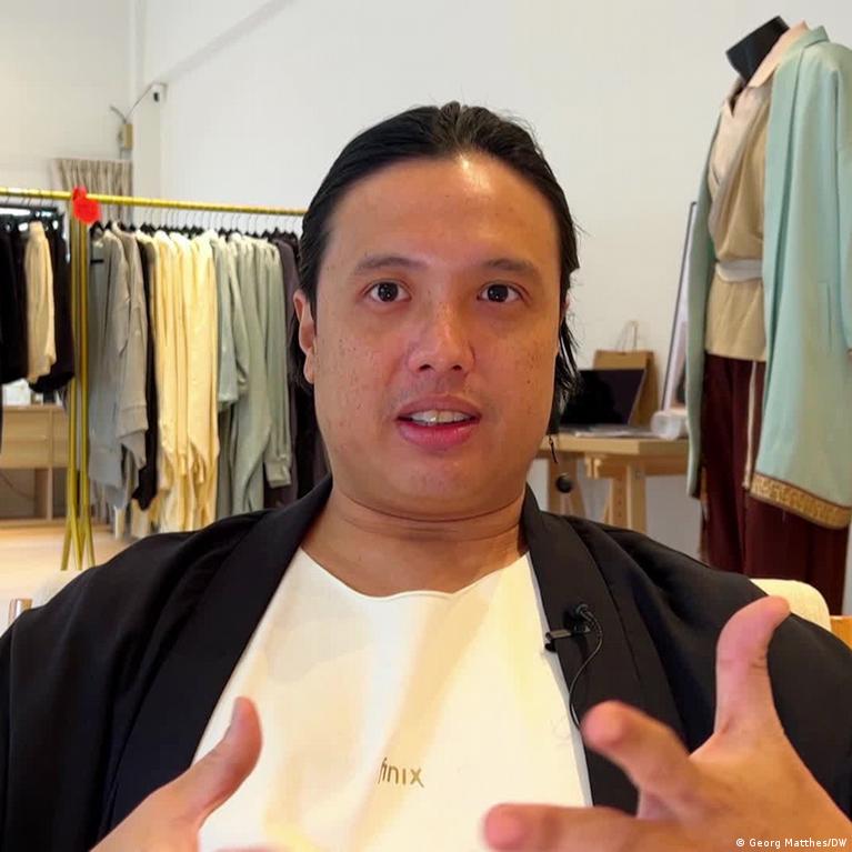 Leonard Cheong's fashion is helping the LGBTQI+ community - DW