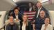Die aus Russland freigelassenen US-amerikanischen Gefangenen - Evan Gershkovich (li), Paul Whelan (r) und Alsu Kurmasheva (rechts vorne) auf dem Heimflug posieren mit Angehörigen für ein Foto Die aus Russland freigelassenen US-amerikanischen Gefangenen - Evan Gershkovich (li), Paul Whelan (r) und Alsu Kurmasheva (rechts vorne) auf dem Heimflug posieren mit Angehörigen für ein Foto