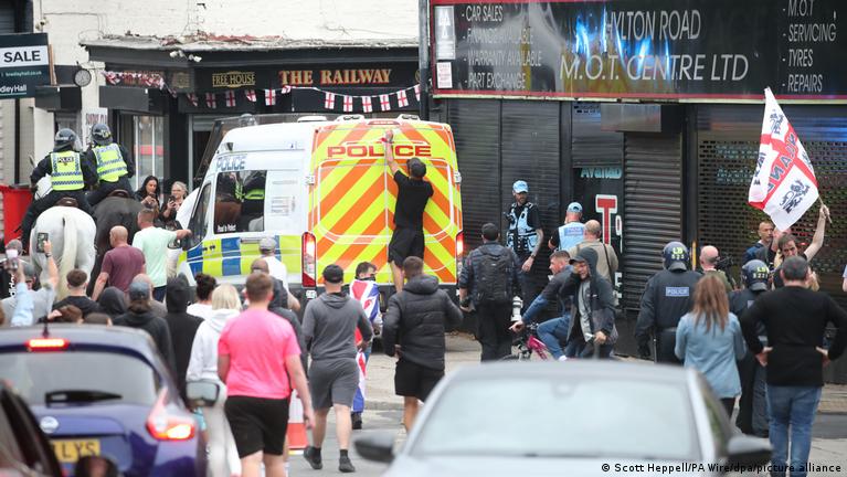 UK: Riots flare in Sunderland after deadly child stabbings – DW – 08/03 ...