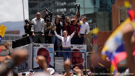 Venezuelas Oppositionsführerin taucht bei Protest wieder auf