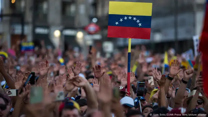 Madrid, España. La comunidad venezolana salió a demandar respeto por los resultados electorales reclamados por el mayor bloque opositar, que otorgan la victoria en las urnas a Edmundo González Urrutia.