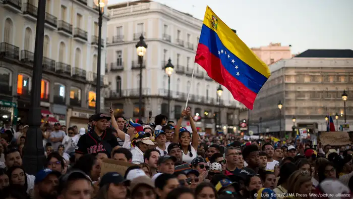 Miles de venezolanos se concentraron en la Puerta del Sol de Madrid para protestar contra el presidente de Venezuela Nicolás Maduro y exigir libertad.