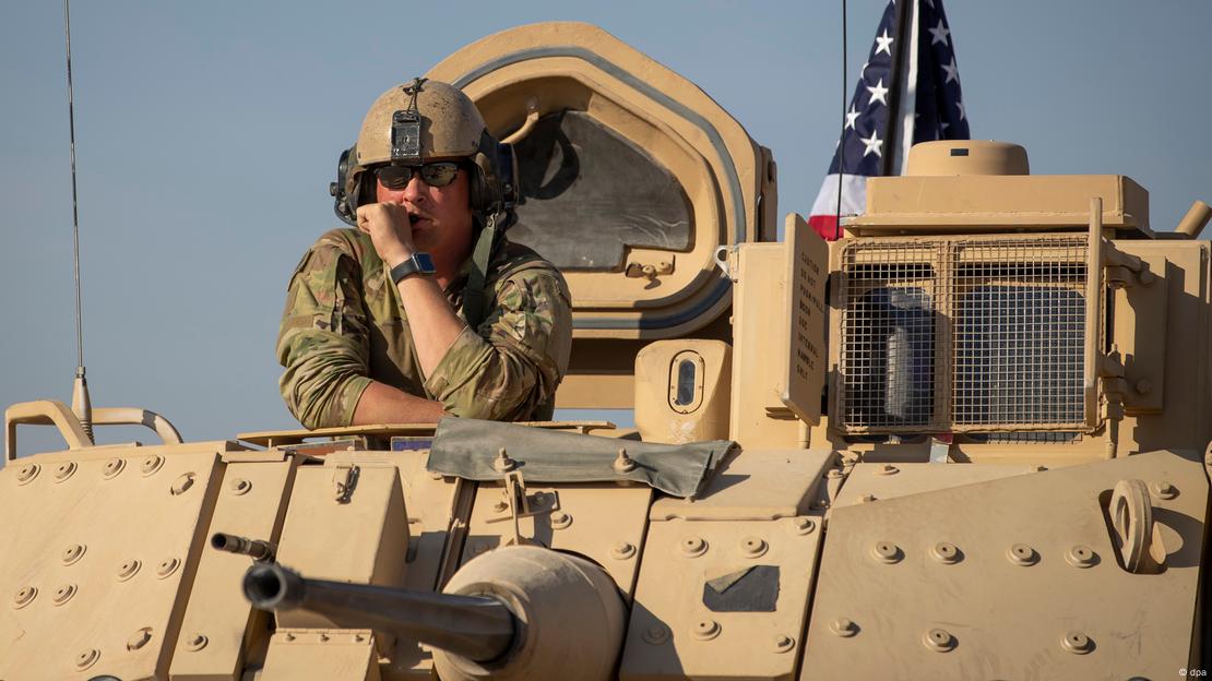 Një ushtar amerikan duke kontrolluar gjendjen 