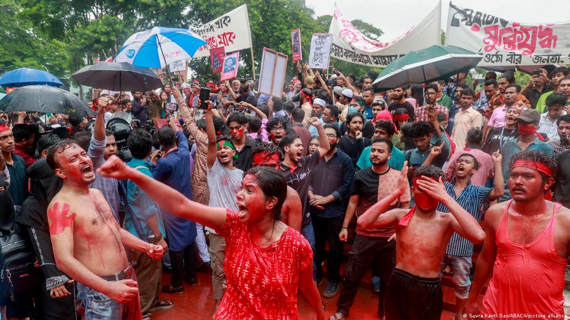 ঢাকায় সরকারবিরোধী বিক্ষোভে শিক্ষার্থীরা