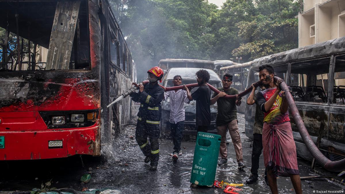 যানবাহনে আগুনের পর নেভানোর চেষ্টা 