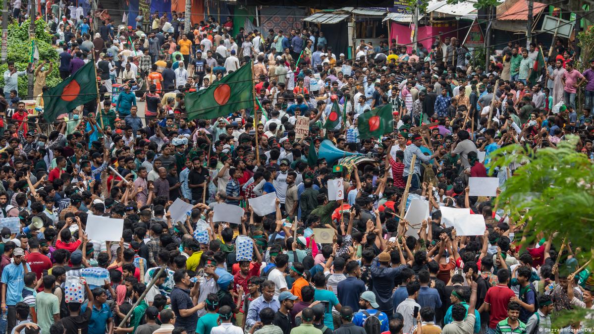 রাস্তায় বিক্ষোভকারীরা