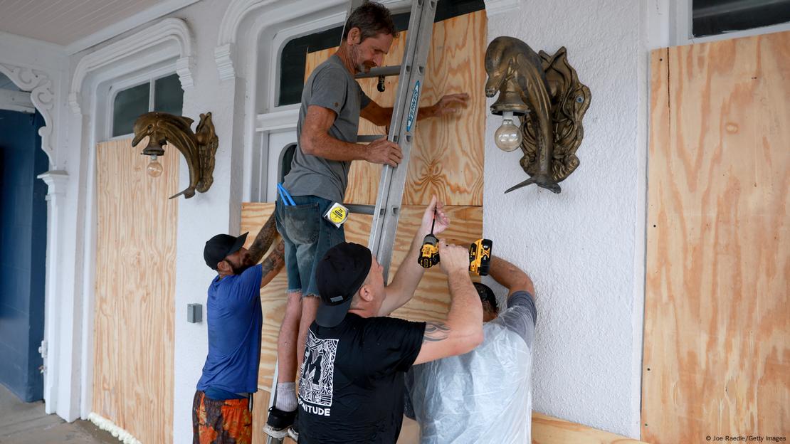 Habitantes de Florida preparan sus viviendas clavando tablas de madera en las ventanas para la llegada del huracán Debby.