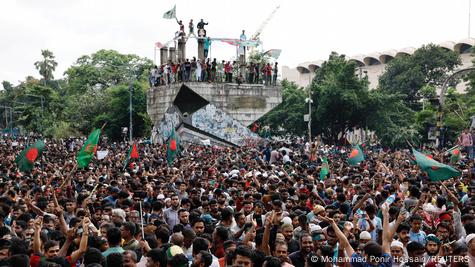 Masë njerëzish në Bangladesh duke festuar largimin e kraministres pas 20 vjetë në pushtet