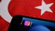 Instagram App auf Smartphone vor Flagge Türkei Instagram App auf Smartphone vor Flagge Türkei