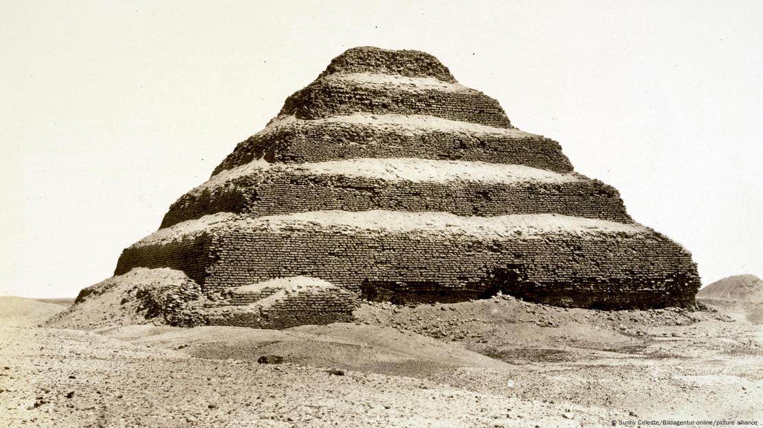 Imagen de la Pirámide de Djoser, datada en la Tercera Dinastía del Reino Antiguo, aproximadamente en el año 2700 a.C. Esta reproducción ha sido restaurada digitalmente a partir de un original del siglo XIX. Imagen de la Pirámide de Djoser, datada en la Tercera Dinastía del Reino Antiguo, aproximadamente en el año 2700 a.C. Esta reproducción ha sido restaurada digitalmente a partir de un original del siglo XIX.