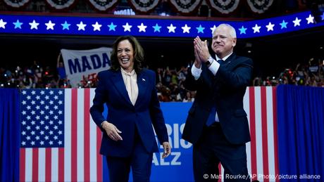 Die demokratische US-Präsidentschaftskandidatin Kamala Harris und ihr Vizekandidat Tim Walz starten in Philadelphia ihren gemeinsamen Wahlkampf.